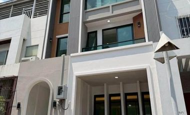 For sale 4 ベッドルーム house in Phra Khanong, Bangkok