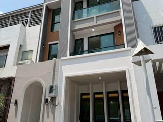 Haus zum Kauf mit 4 Zimmer in Phra Khanong, Bangkok