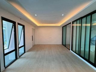 Haus zum Kauf mit 4 Zimmer in Phra Khanong, Bangkok