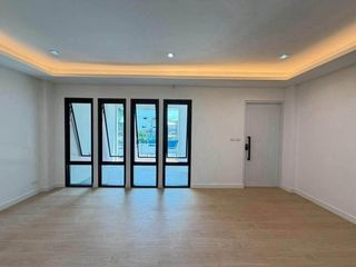 Haus zum Kauf mit 4 Zimmer in Phra Khanong, Bangkok