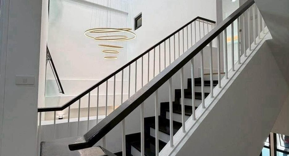 For sale 4 ベッドルーム house in Phra Khanong, Bangkok