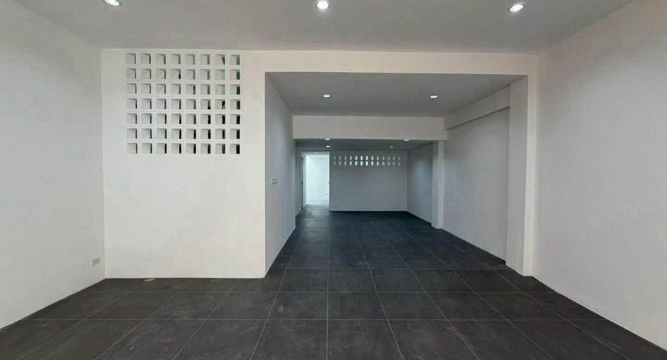 For sale 4 ベッドルーム house in Phra Khanong, Bangkok