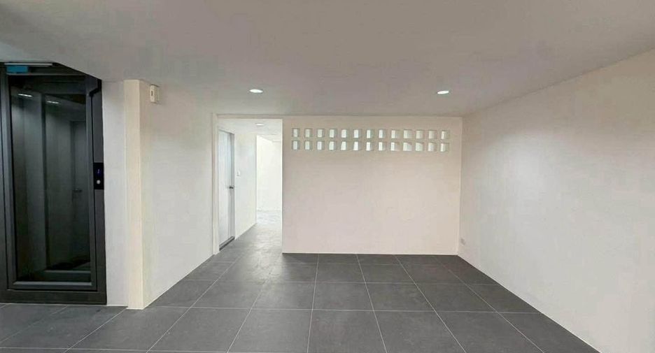 For sale 4 ベッドルーム house in Phra Khanong, Bangkok
