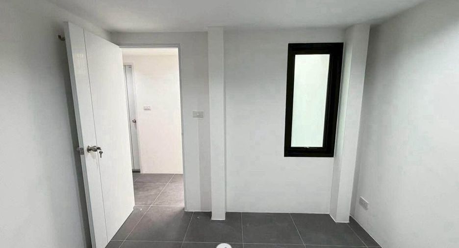 For sale 4 ベッドルーム house in Phra Khanong, Bangkok