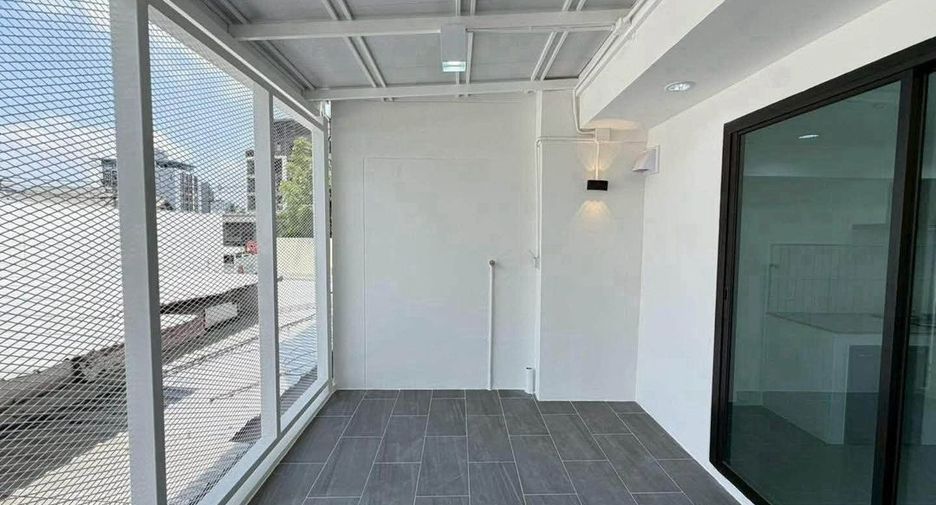 For sale 4 ベッドルーム house in Phra Khanong, Bangkok