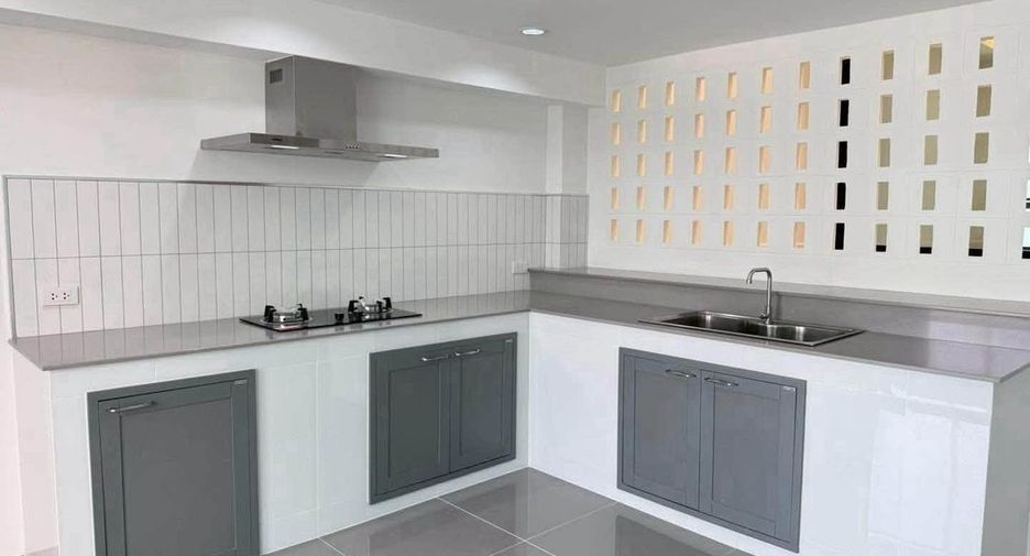 For sale 4 ベッドルーム house in Phra Khanong, Bangkok