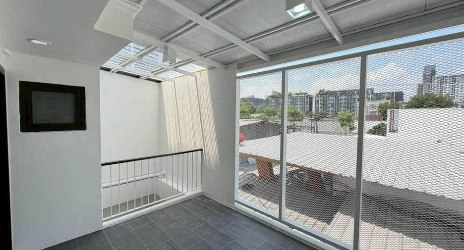 For sale 4 ベッドルーム house in Phra Khanong, Bangkok
