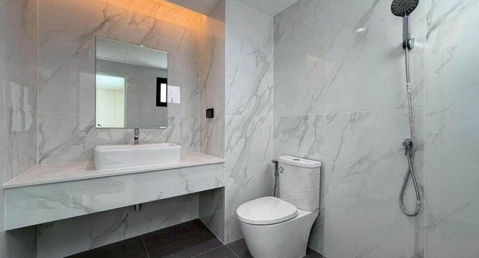 For sale 4 ベッドルーム house in Phra Khanong, Bangkok