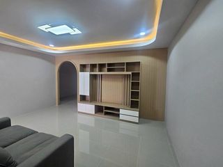出售 4 卧室 联排别墅 在 Si Racha, Chon Buri