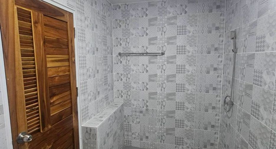 For sale 4 bedrooms townhouse in Si Racha, Chonburi