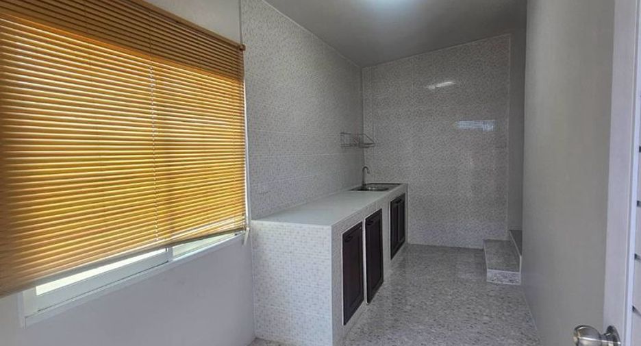 For sale 4 bedrooms townhouse in Si Racha, Chonburi