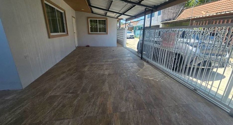 For sale 4 bedrooms townhouse in Si Racha, Chonburi