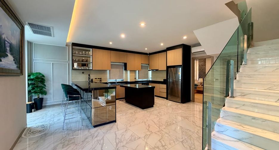For rent and for sale 4 bedrooms villa in Huay Yai, Pattaya