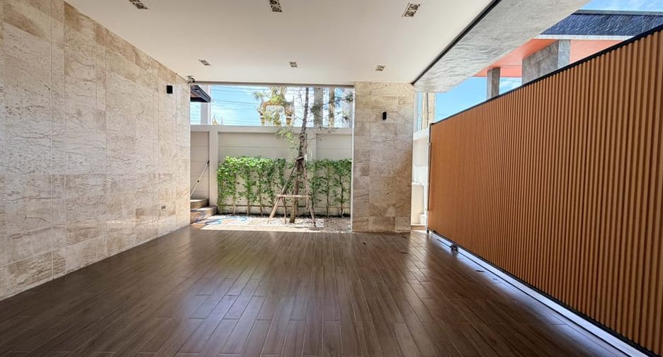 For rent and for sale 4 bedrooms villa in Huay Yai, Pattaya