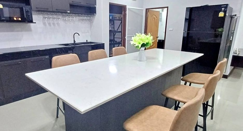 Villa zur Miete mit 6 Zimmer in Bang Lamung, Chonburi