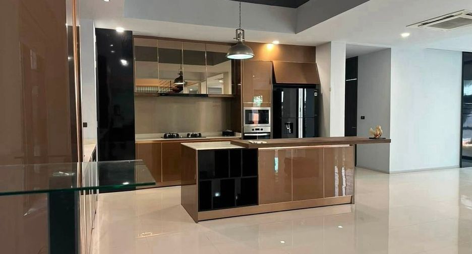For sale 5 bedrooms house in Watthana, Bangkok