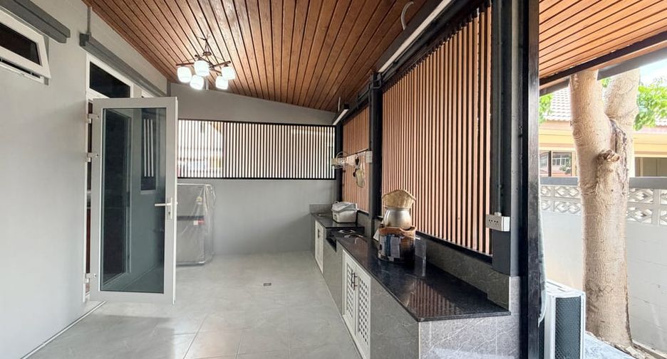 Villa en alquiler y en venta de 6 habitaciones en Bang Lamung, Chonburi