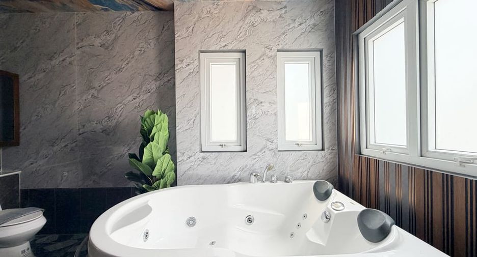 Villa en alquiler y en venta de 6 habitaciones en Bang Lamung, Chonburi