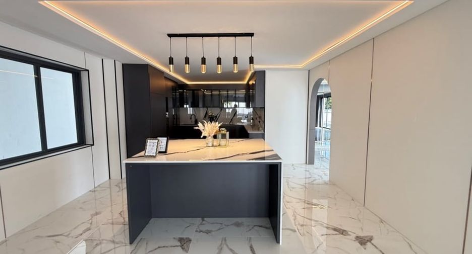 Villa zum Kauf mit 6 Zimmer in Bang Lamung, Chonburi