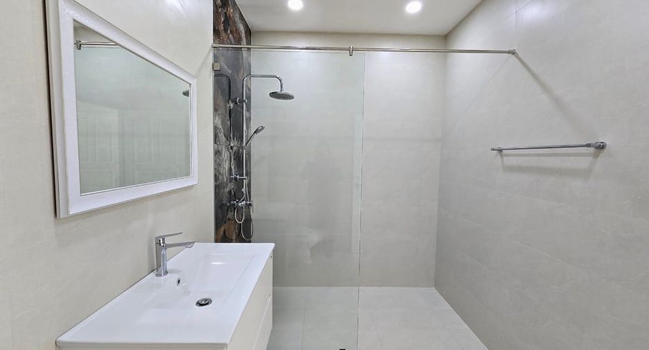 Haus zur Miete und zum Kauf mit 4 Zimmer in Bang Lamung, Chonburi