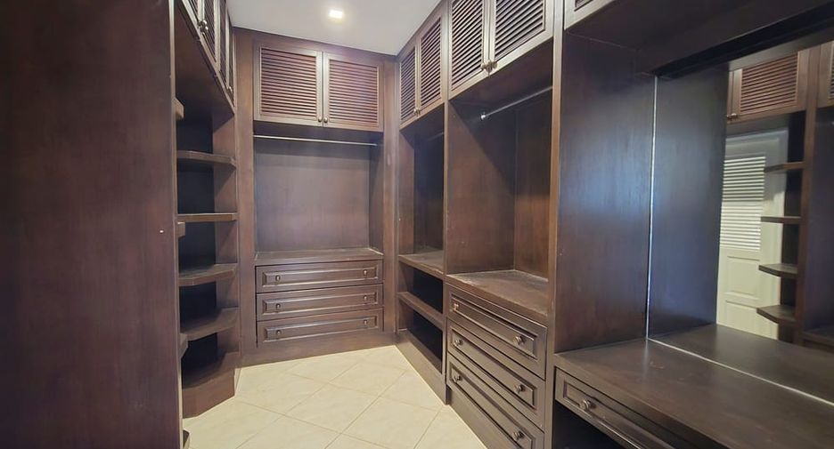 For sale 5 bedrooms villa in Bang Lamung, Chonburi