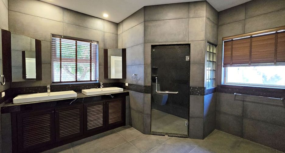 For sale 5 bedrooms villa in Bang Lamung, Chonburi