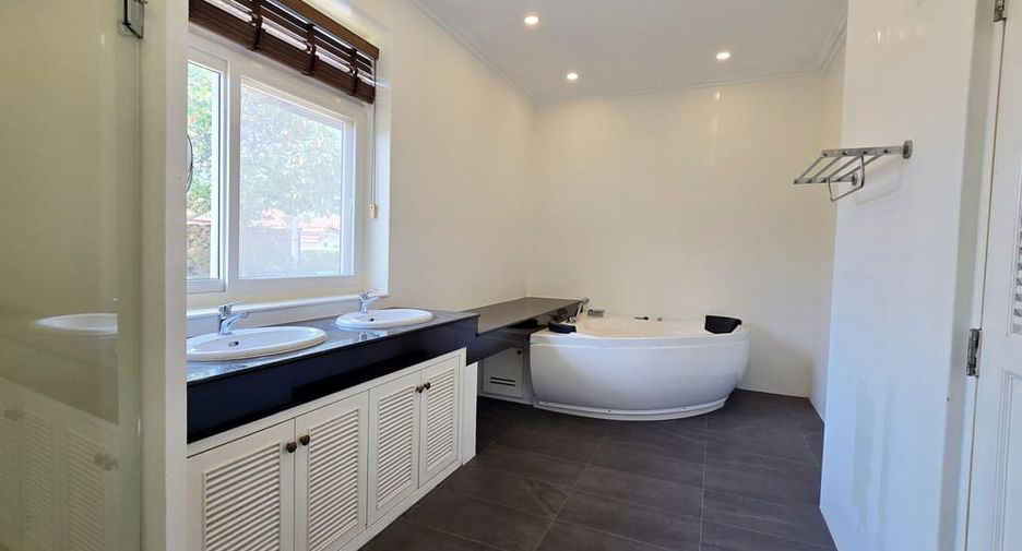 For sale 5 bedrooms villa in Bang Lamung, Chonburi