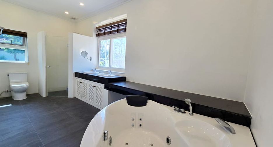 For sale 5 bedrooms villa in Bang Lamung, Chonburi