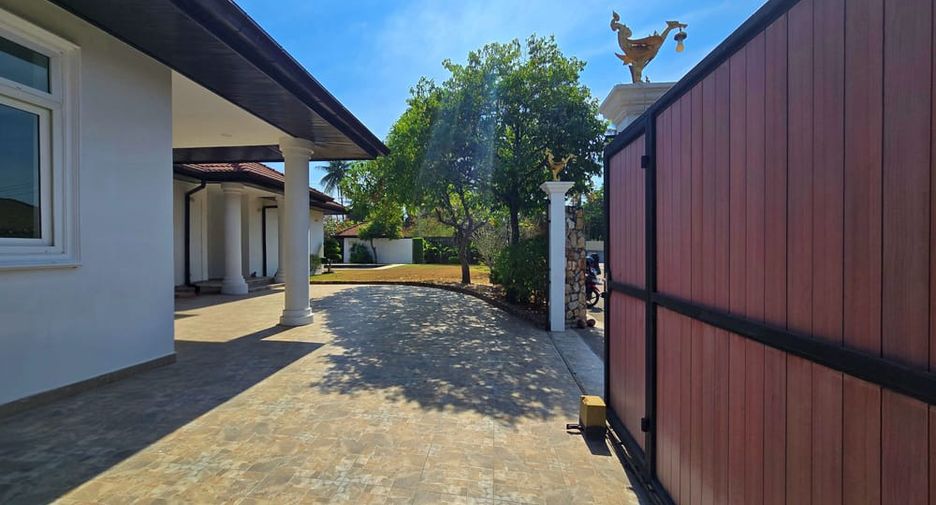 For sale 5 bedrooms villa in Bang Lamung, Chonburi