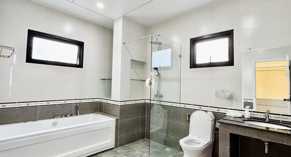 For rent 4 bedrooms villa in Bang Lamung, Chonburi