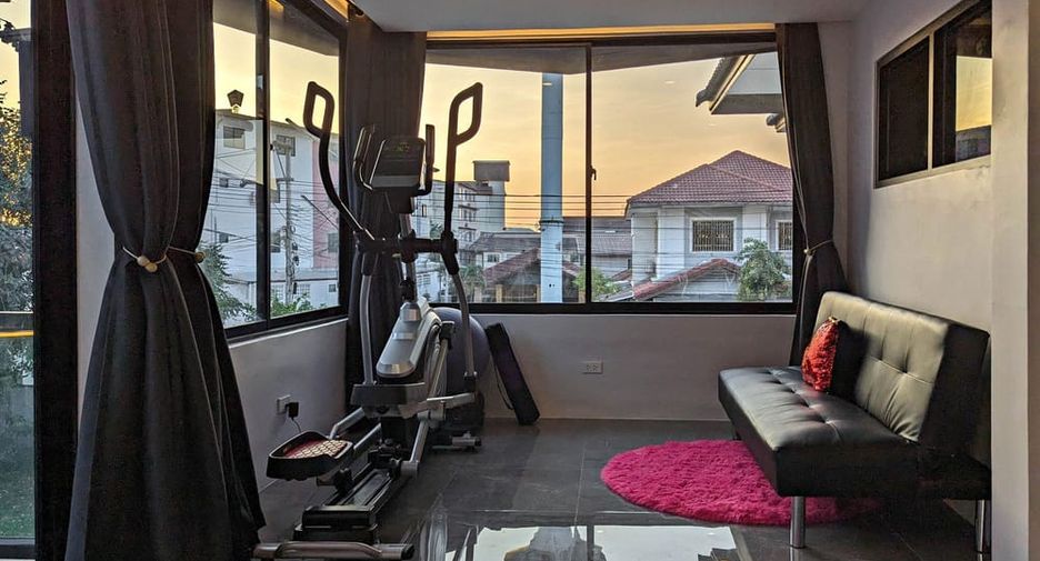 Villa en alquiler de 7 habitaciones en Bang Lamung, Chonburi