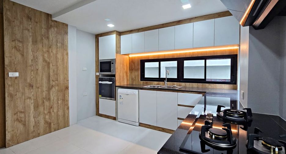À vendre 4 chambres villa à Bang Lamung, Chonburi