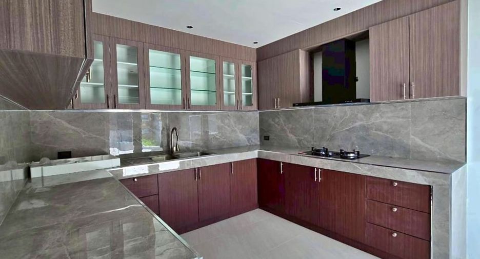 Villa zum Kauf mit 5 Zimmer in Bang Lamung, Chonburi