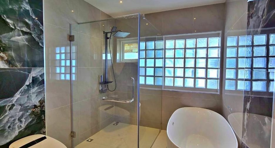 Villa zum Kauf mit 5 Zimmer in Bang Lamung, Chonburi