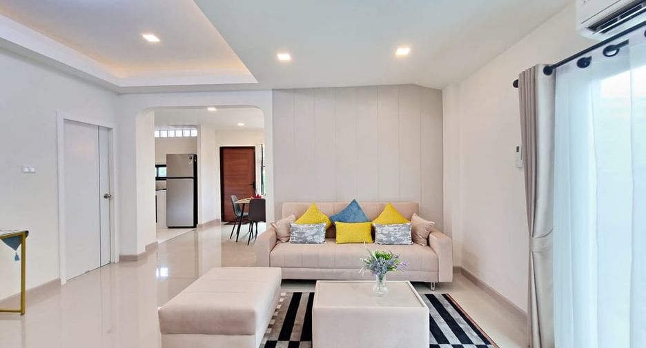 Casa en alquiler de 3 habitaciones en Bang Lamung, Chonburi