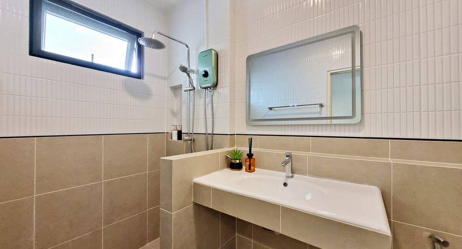Casa en alquiler de 3 habitaciones en Bang Lamung, Chonburi
