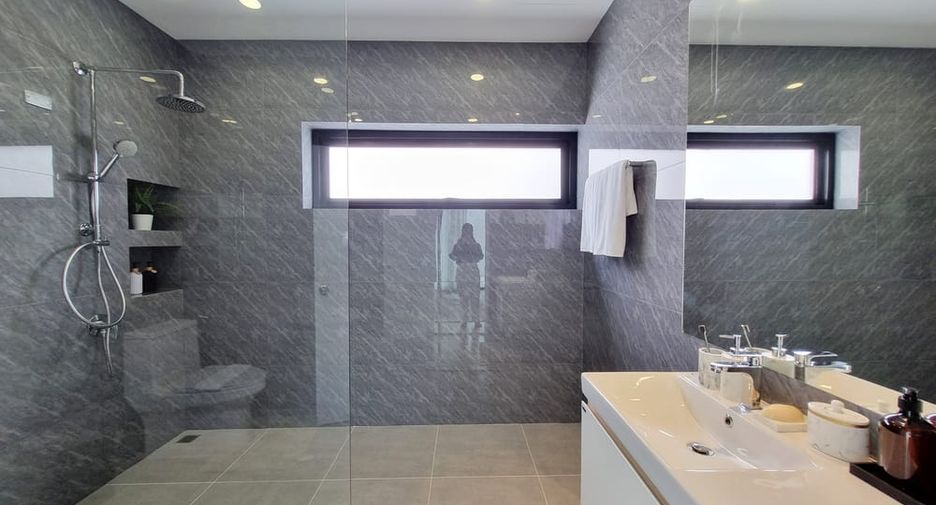 For rent and for sale 4 bedrooms villa in Huay Yai, Pattaya