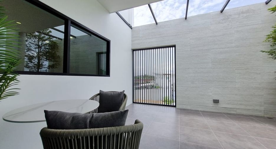 For rent and for sale 4 bedrooms villa in Huay Yai, Pattaya