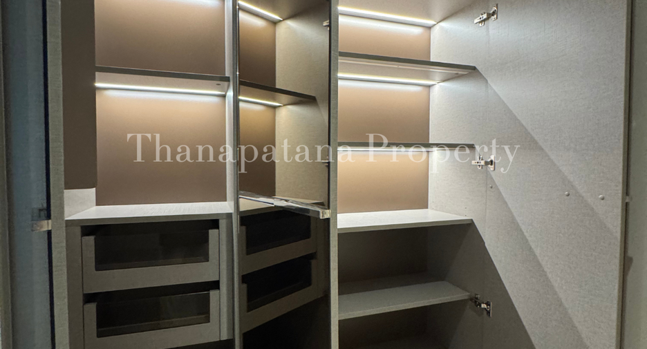 For rent and for sale 2 bedrooms condo in Pathum Wan, Bangkok