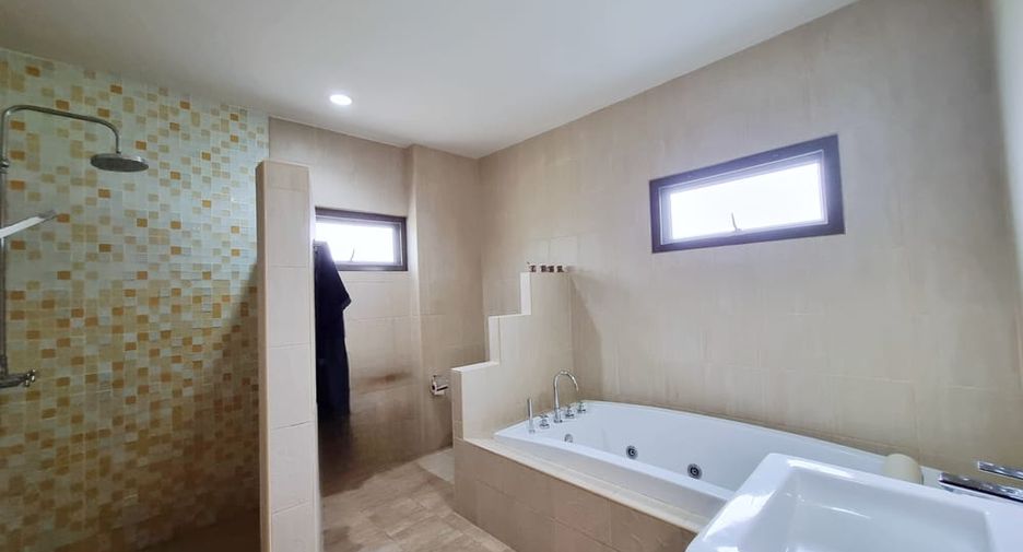 For sale 4 bedrooms villa in Bang Lamung, Chonburi