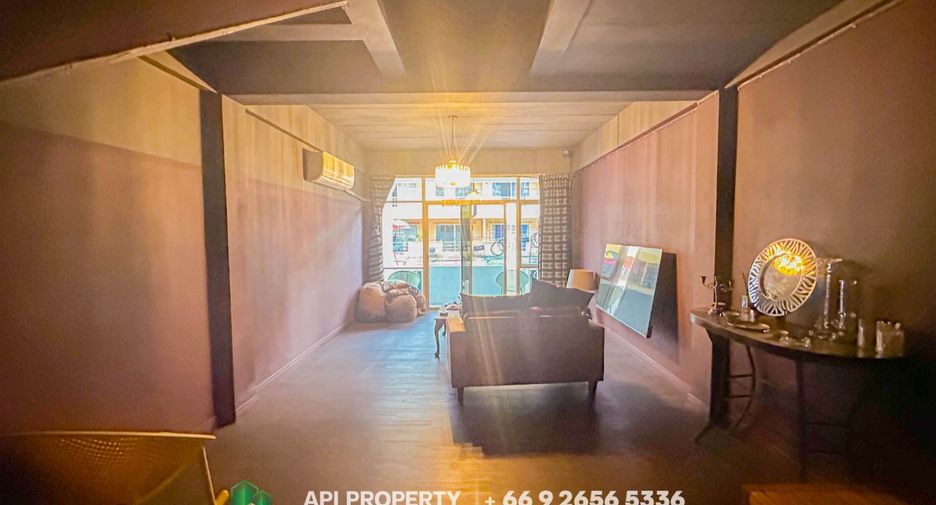 Local comercial en venta de 2 habitaciones en Bang Lamung, Chonburi