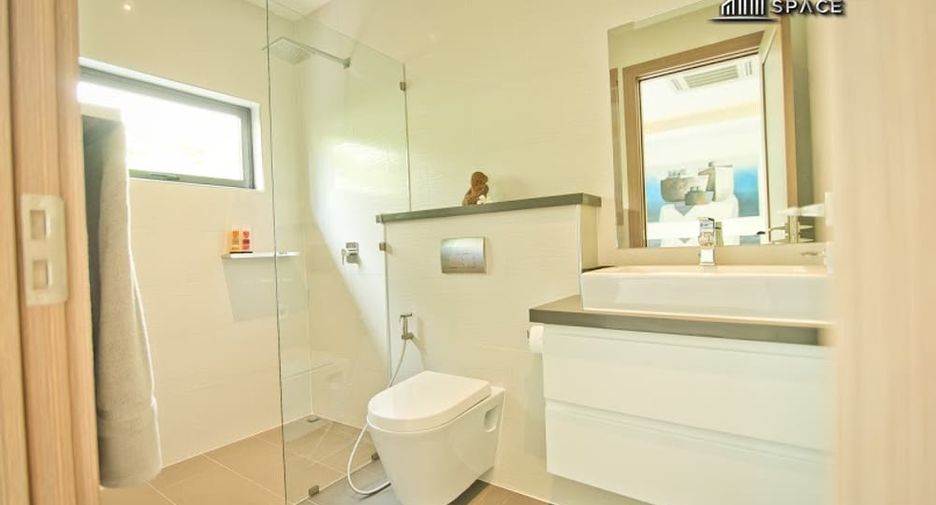 À louer et à vendre 4 chambres villa à Bang Lamung, Chonburi