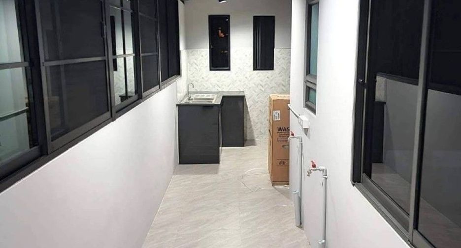 For sale 6 bedrooms house in Phra Samut Chedi, Samut Prakan