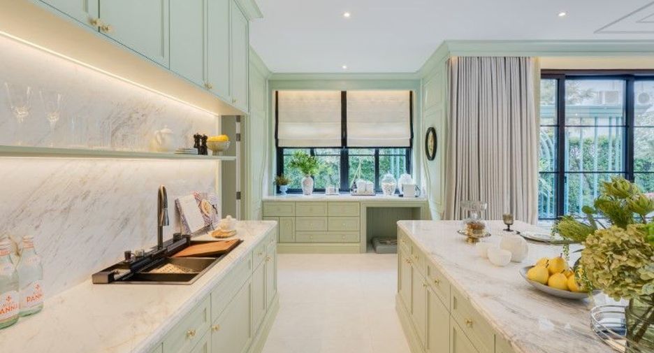 For sale 5 bedrooms house in Saphan Sung, Bangkok