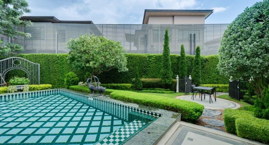 For sale 5 bedrooms house in Saphan Sung, Bangkok