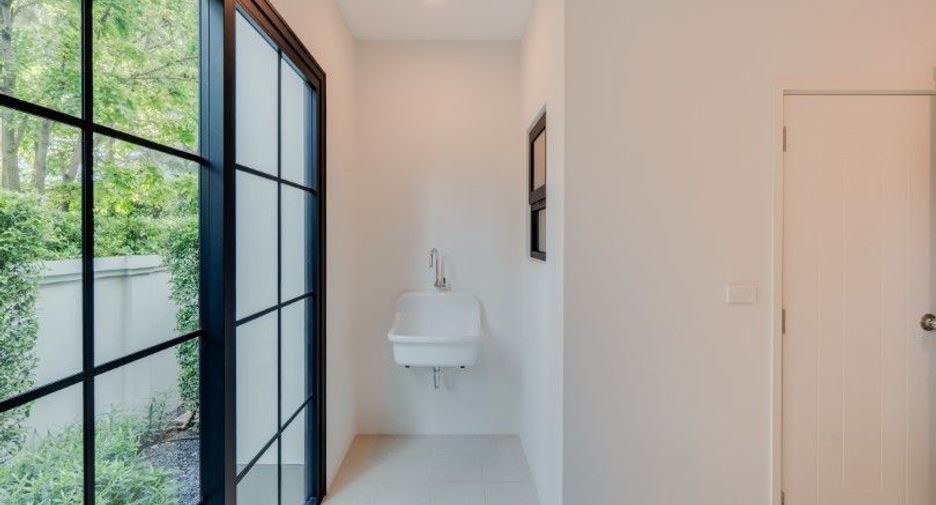 For sale 5 bedrooms house in Saphan Sung, Bangkok