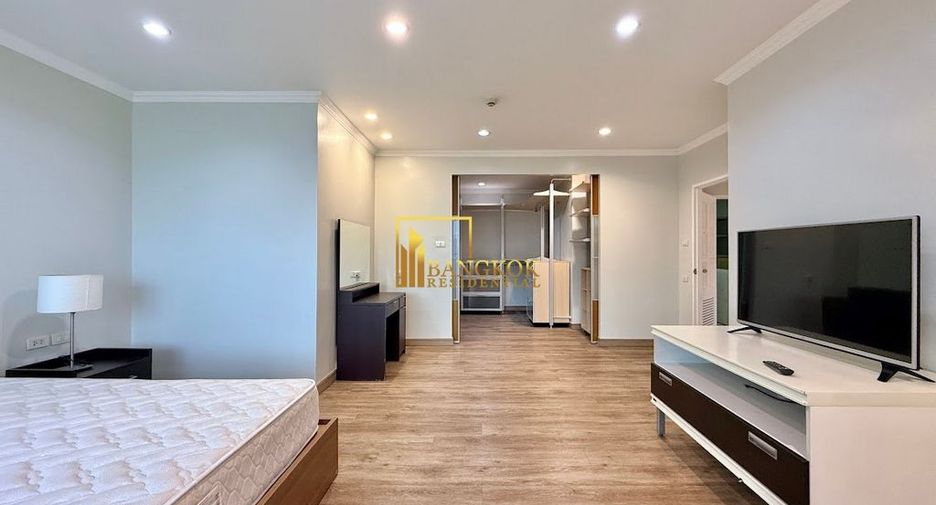 For rent 3 bedrooms condo in Watthana, Bangkok