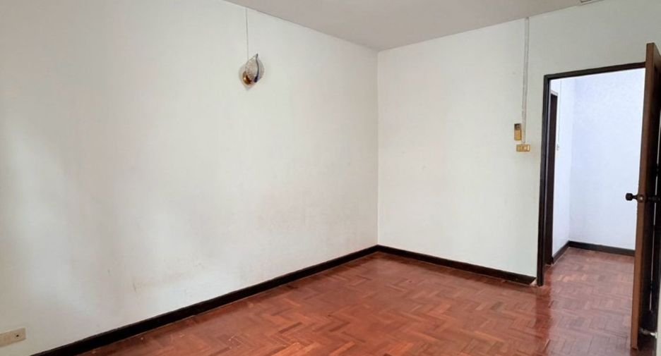 À vendre 3 chambres maison de ville à Mueang Nonthaburi, Nonthaburi