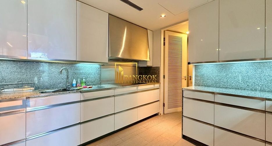 Condo en alquiler y en venta de 3 habitaciones en Sathon, Bangkok