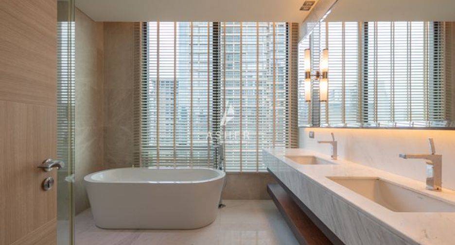 For rent 2 bedrooms condo in Pathum Wan, Bangkok
